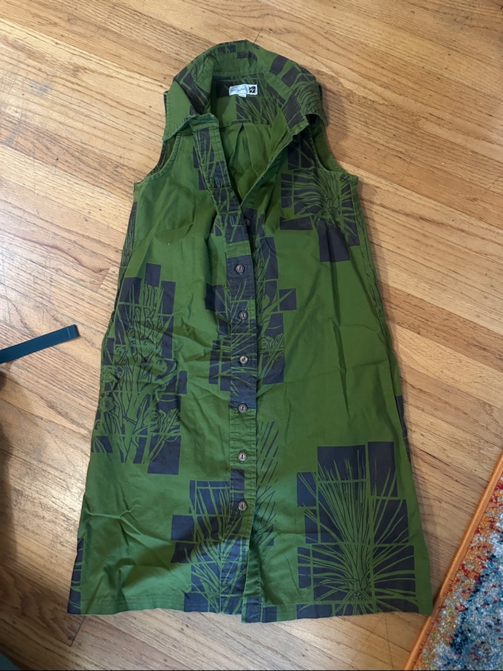Green Button-Front Sleeveless Dress with  Graphic Print